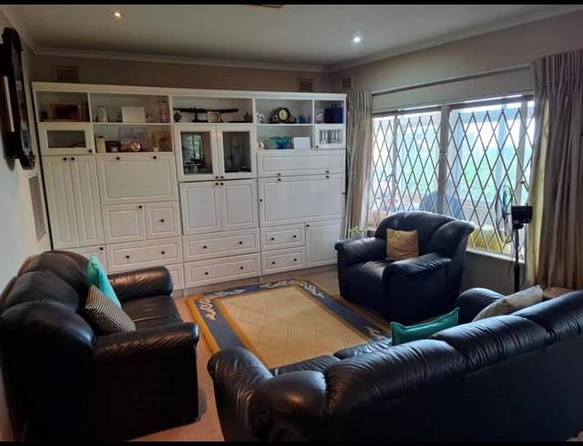3 BEDROOM TOWNHOUSE FOR SALE IN GLENWOOD